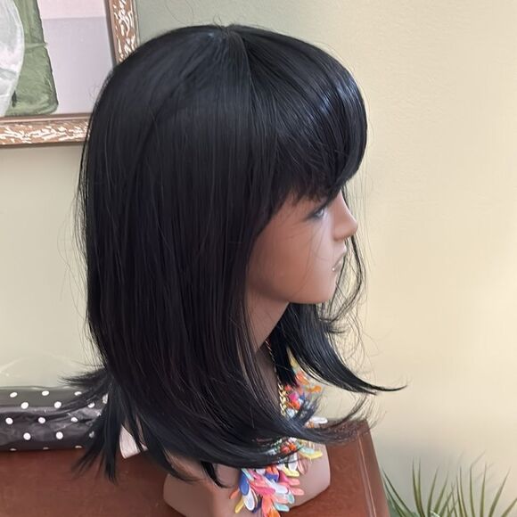 100% heat resistant synthetic wig. Dark dark brown or black?  See photos - Picture 5 of 14